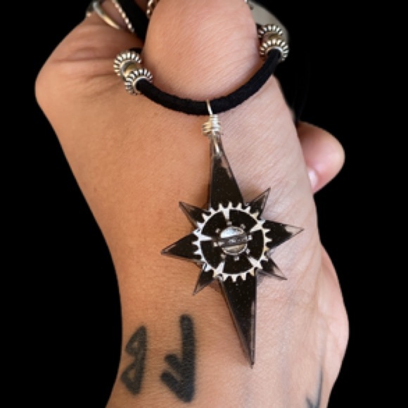 Black resin North Star steam punk wheel necklace - Picture 4 of 14
